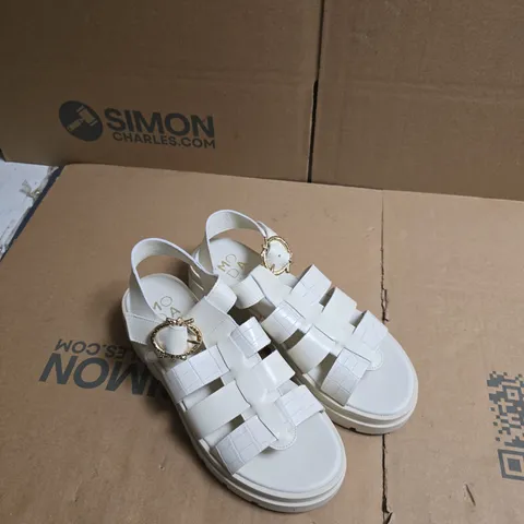 MODA IN PELLE OBSIDIAN OFF-WHITE LEATHER CHUNKY FISHERMAN SANDAL – EU 40 (UK 7)
