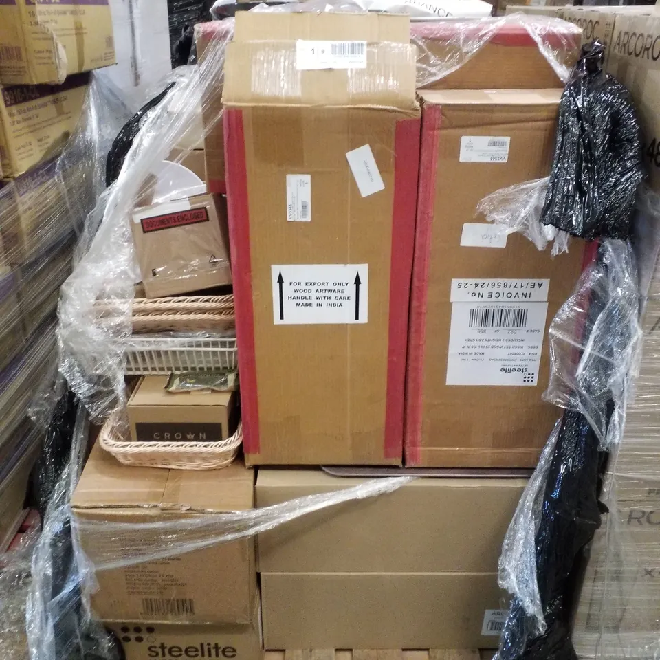 PALLET CONTAINING ASSORTED CATERING SUPPLIES INCLUDING BASKETS, GLASSWARE & 3 PIECE BUFFET RISER SYSTEM