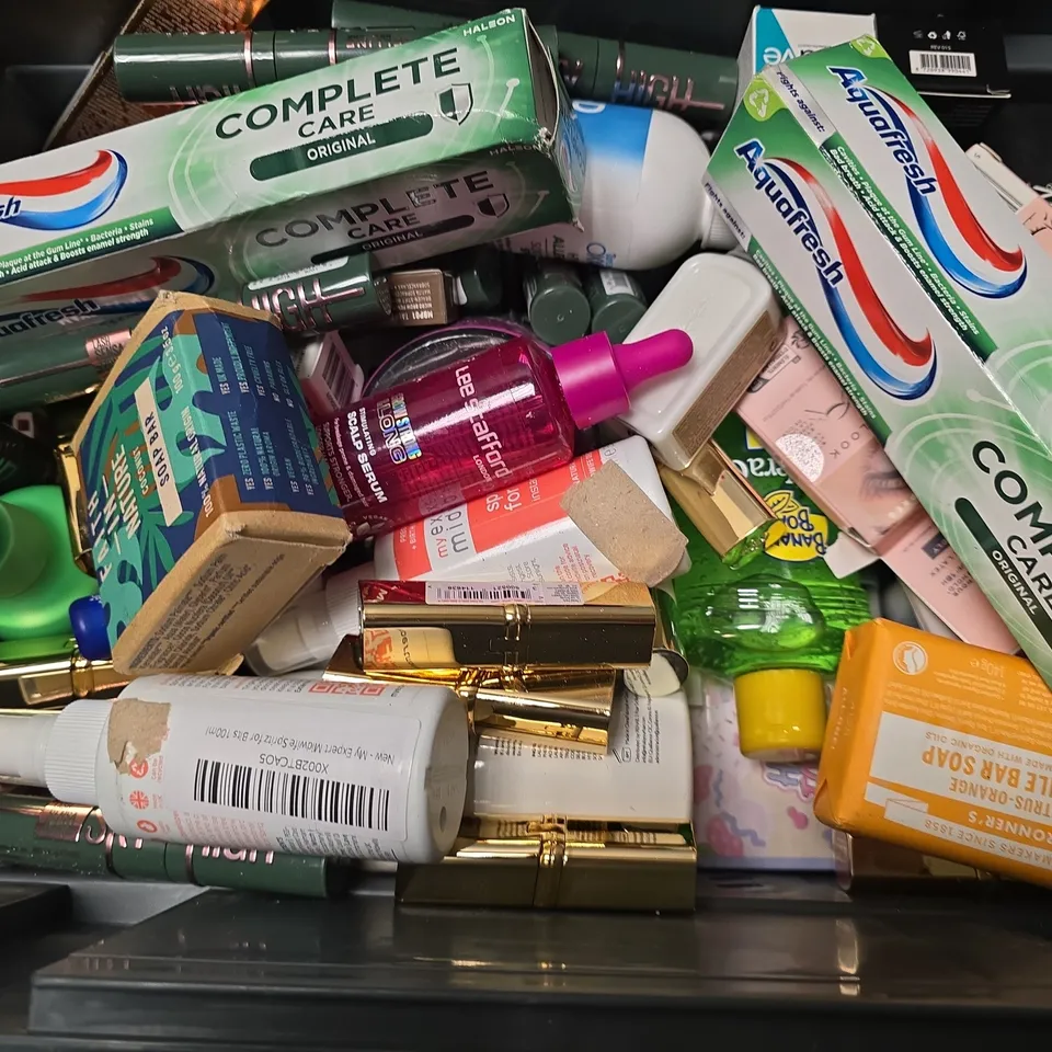 APPROXIMATELY 13 ASSORTED HEALTH & BEAUTY ITEMS TO INCLUDE - DOVE SOAP , DAX WAVE & GROOM ETC