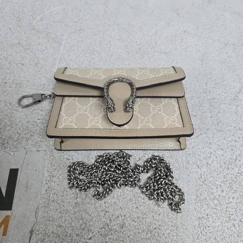 GUCCI GG SUPREME BEIGE/CANVAS SHOULDER BAG WITH TIGER HEAD CLOSURE