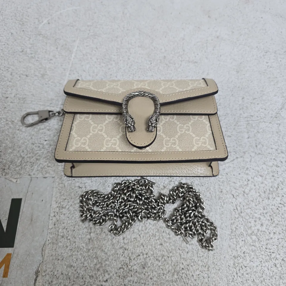 GUCCI GG SUPREME BEIGE/CANVAS SHOULDER BAG WITH TIGER HEAD CLOSURE