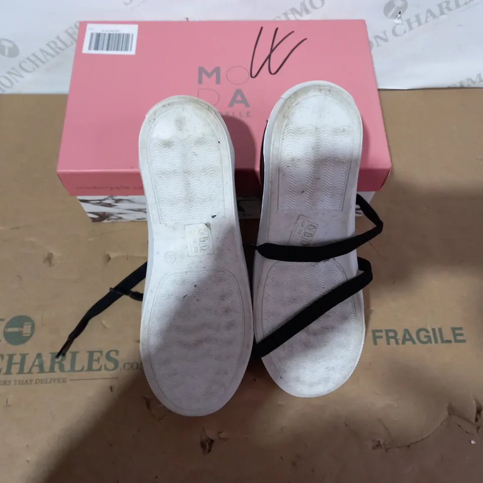 BOXED PAIR OF MODA IN PELLE TRAINERS - SIZE 40