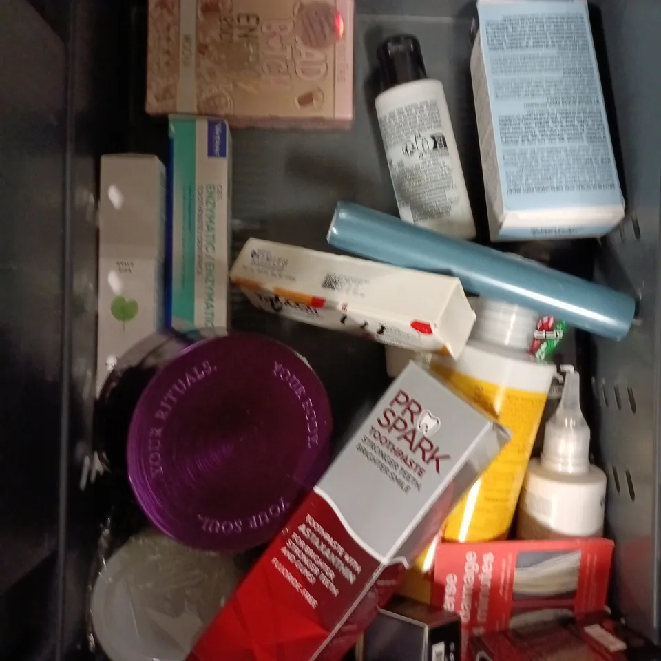 APPROXIMATEY 20 ASSORTED HEALTH AND BEAUTY PRODUCTS TO INCLUDE - HEAD AND SHOULDERS SHAMPOO - AVON FAR AWAY BODY LOTION AND DOVE BODY CREAM SERUM