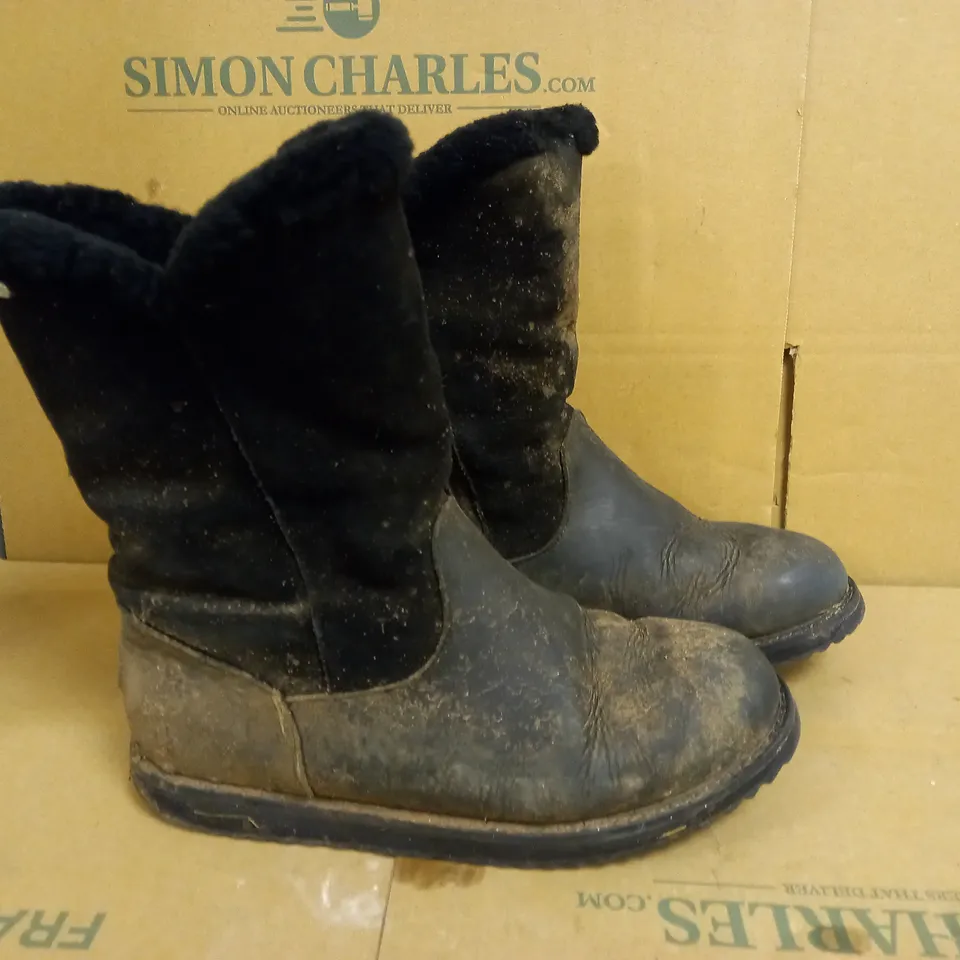 BOXED PAIR OF EMU ALL WEATHER LATROBE LEATHER & SUEDE ZIP MID LENGTH BOOTS - BLACK SIZE 8