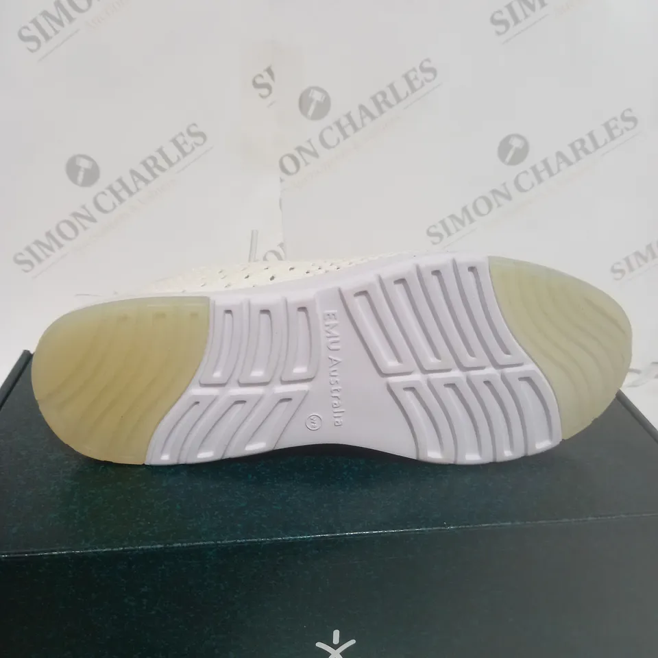 BOXED PAIR OF EMU MIKI MACHINE WASHABLE TRAINER - SIZE 6