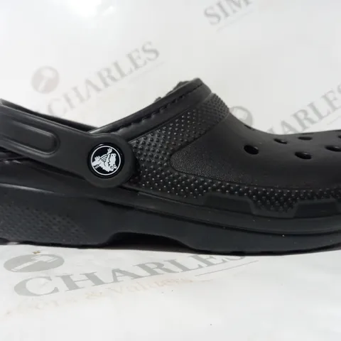 BOXED PAIR OF CROCS CLASSIC LINED CLOGS IN BLACK SIZE M5/W6