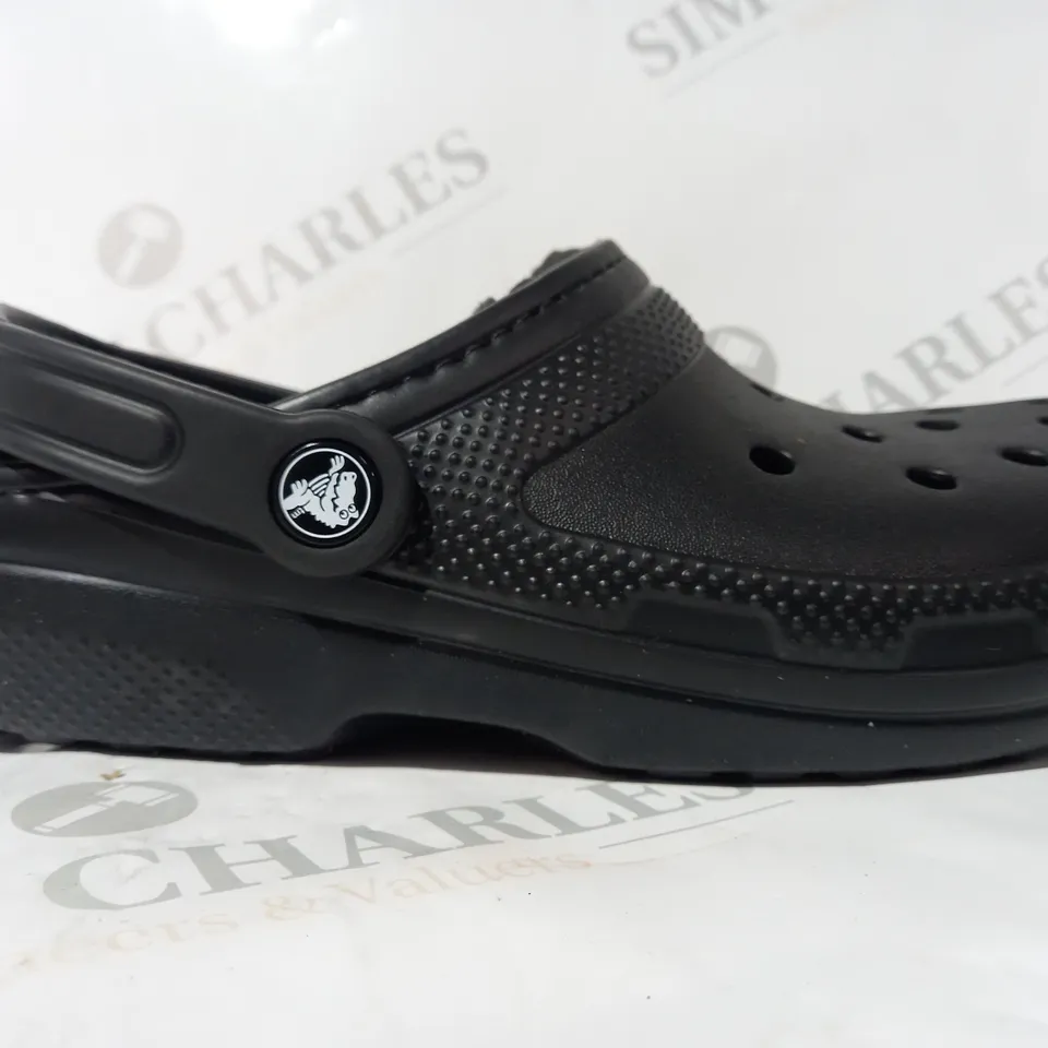 BOXED PAIR OF CROCS CLASSIC LINED CLOGS IN BLACK SIZE M5/W6