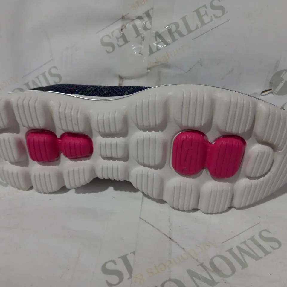 BOXED PAIR OF SKECHERS GO WALK EVOLUTION KNIT SLIP ON TRAINERS IN NAVY UK SIZE 4