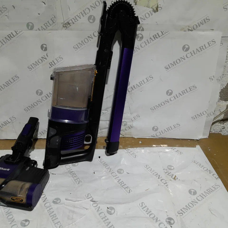 BOXED SHARK ANTI HAIR WRAP CORDLESS PET VACUUM CLEANER IZ202UKT