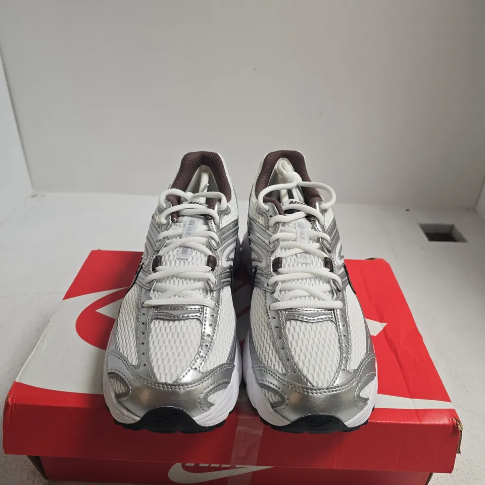 BOXED PAIR OF NIKE AIR MAX MOTO 2K RUNNING SHOES – UK 6.5