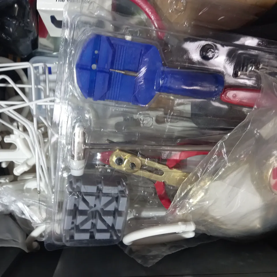 LOT OF APPROXIMATELY 10 ASSORTED HOUSEHOLD ITEMS TO INCLUDE MICROSOFT MODERN MOBILE MOUSE, LONDON ASSORTED POSTCARDS, SMARTPHONE HOLDER FOR CAR, ETC