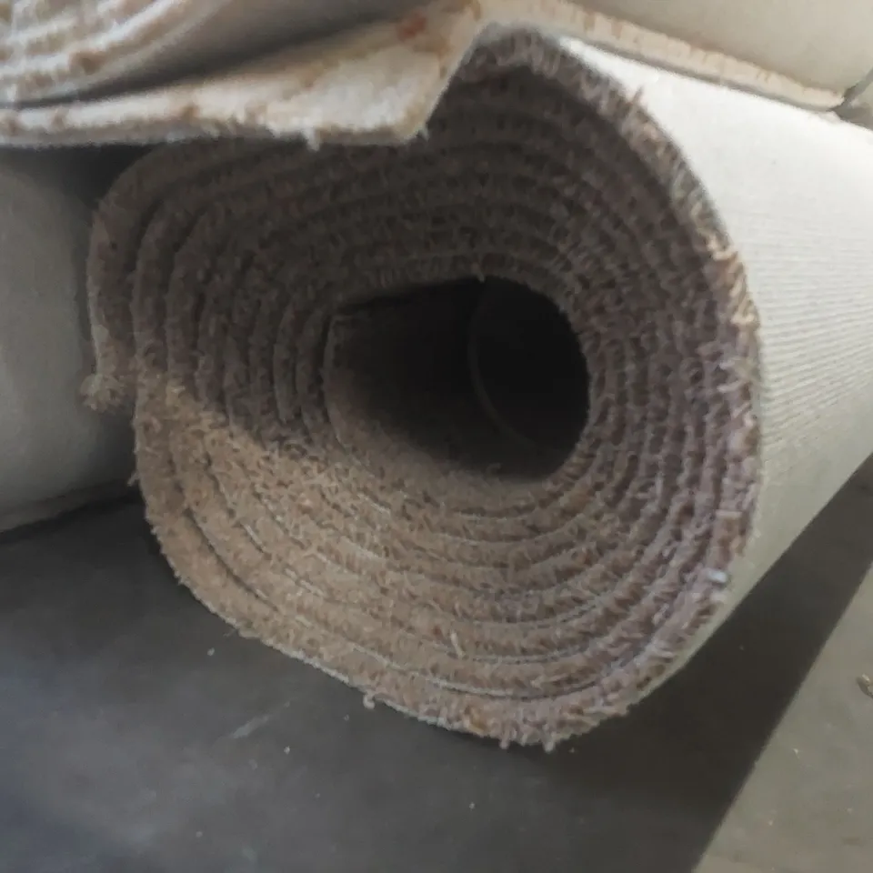 ROLL OF QUALITY CARPET // APPROX SIZE: 5 X 5m