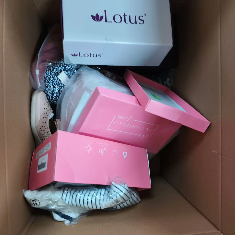 APPROXIMATELY 20 ASSORTED WOMENS CLOTHING AND SHOE ITEMS IN VARIOUS SIZES & STYLES 