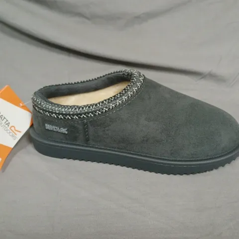 REGATTA OUTDOORS RISLEY MULE WP SLIPPERS IN GREY  – UK 8