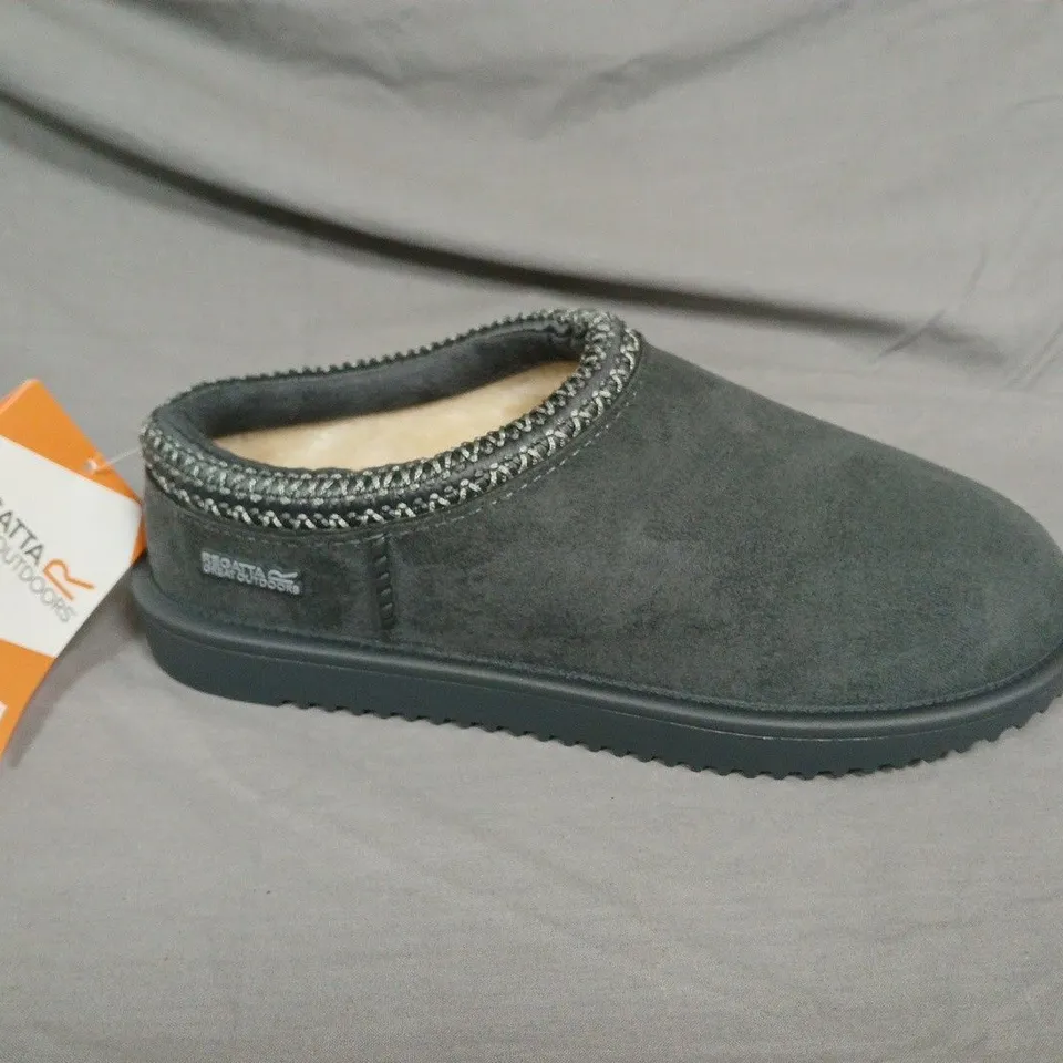 REGATTA OUTDOORS RISLEY MULE WP SLIPPERS IN GREY  – UK 8