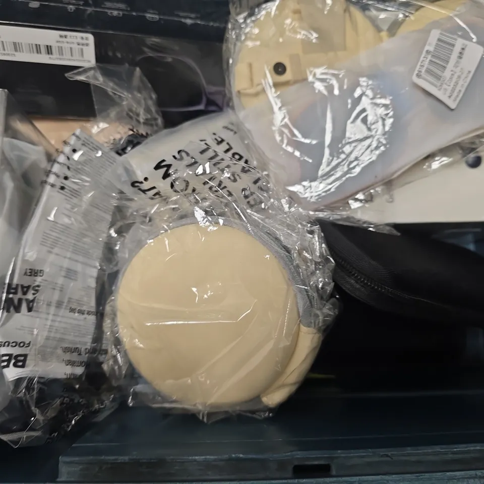 APPROXIMATELY 14 ASSORTED VISION CARE ITEMS TO INCLUDE - SUN GLASSES ,CARRY CASE  , LENS WIPES ETC