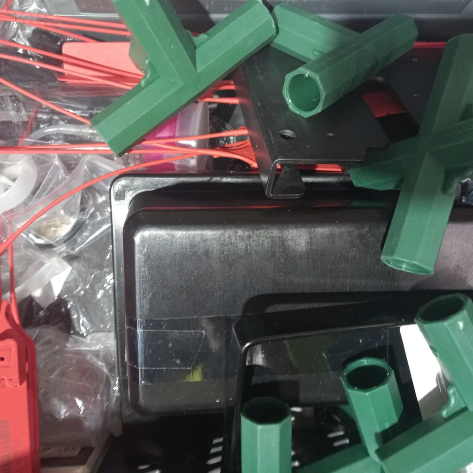 LOT OF APPROXIMATELY 10 ASSORTED HOUSEHOLD ITEMS TO INCLUDE EI141RC IONISATION SMOKE ALARM, CODE CR2702 SCANNER, MYSTIK POWDER, ETC