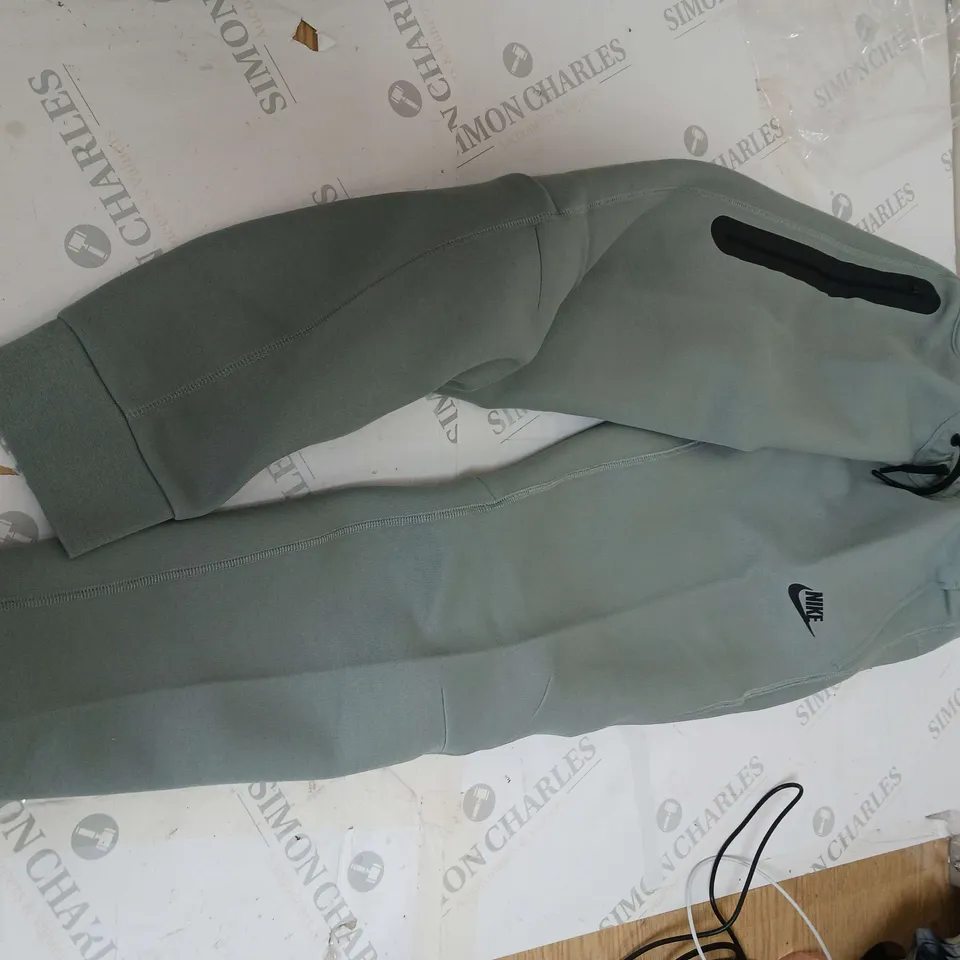 KIDS NIKE TECH SAGE GREEN PANTS SIZE 147-158cm