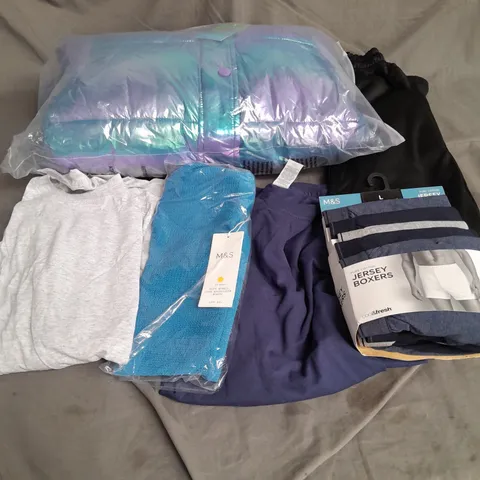 APPROXIMATELY 20 ASSORTED CLOTHING ITEMS IN VARIOUS SIZES AND STYLES TO INCLUDE - COAT, TSHIRTS, BOXERS, ETC