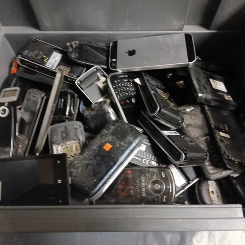 LARGE QUATITY OF ASSORTED MOBILE PHONES - BROKEN / PARTS MISSING