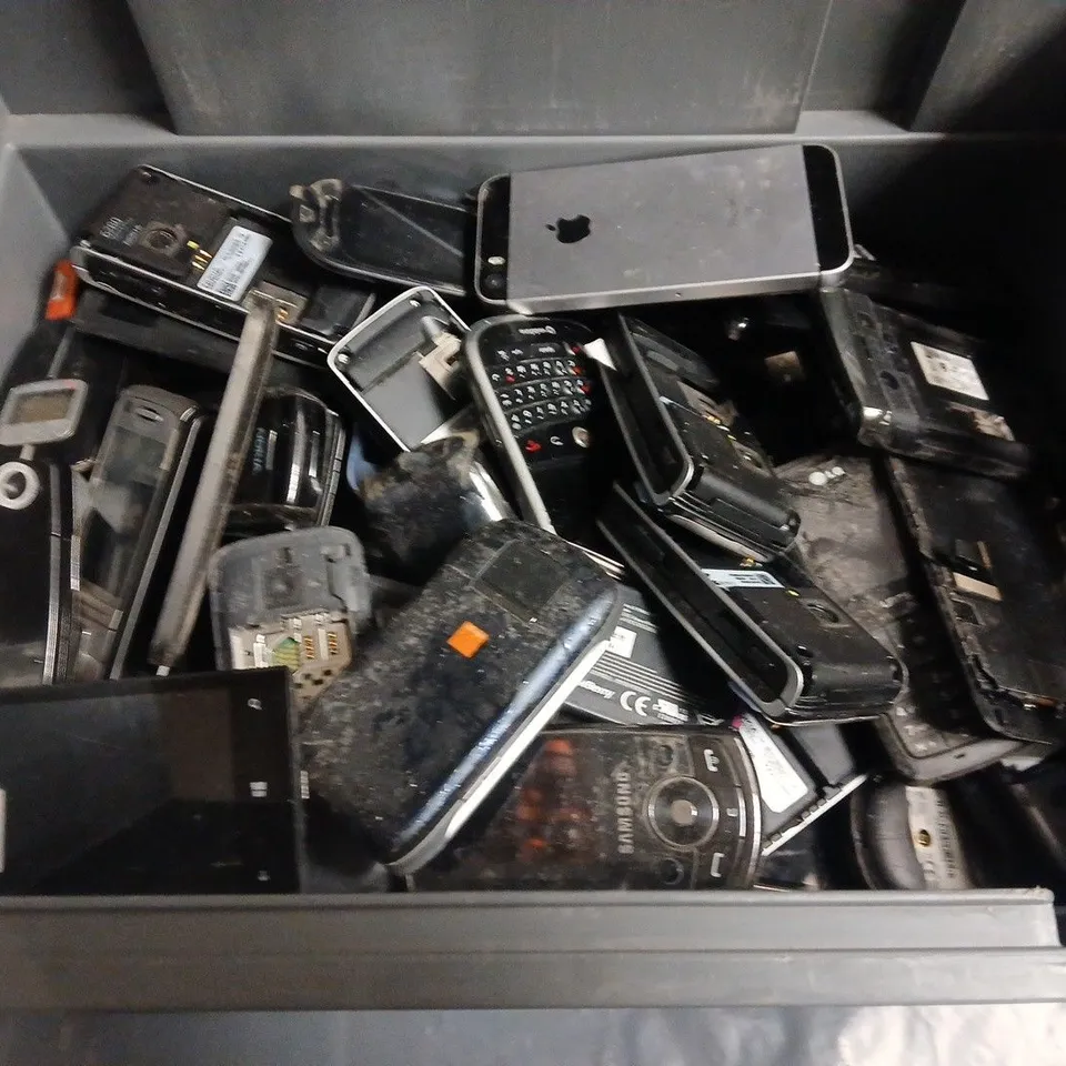 LARGE QUATITY OF ASSORTED MOBILE PHONES - BROKEN / PARTS MISSING 