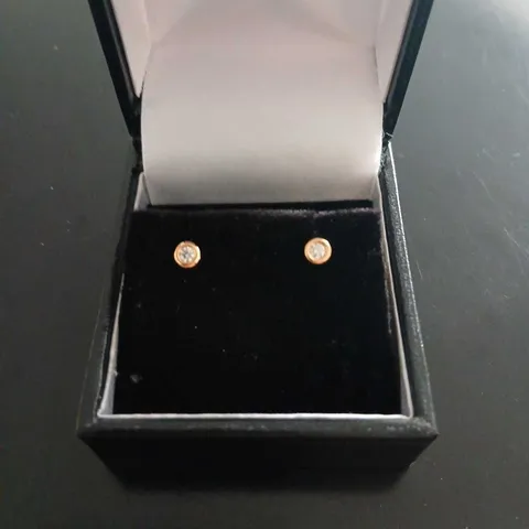 18CT YELLOW GOLD STUD EARRINGS RUBOVER SET WITH NATURAL DIAMONDS
