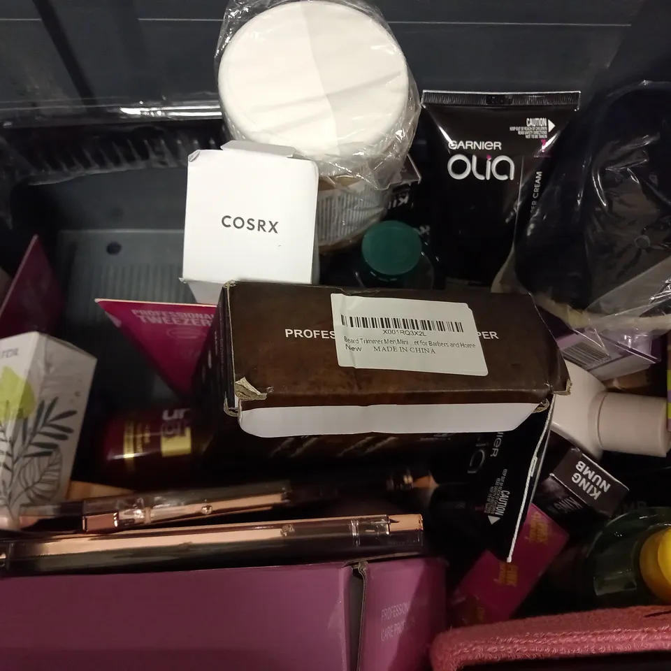 BOX OF APPROX 15 ASSORTED HEALTH AND BEAUTY ITEMS TO INCLUDE - XTREME PRO EXPERT - SYSTEM HYDRATE CONDITONER - REVLON UNIQ ONE 1 HAIR TREATMENT ECT