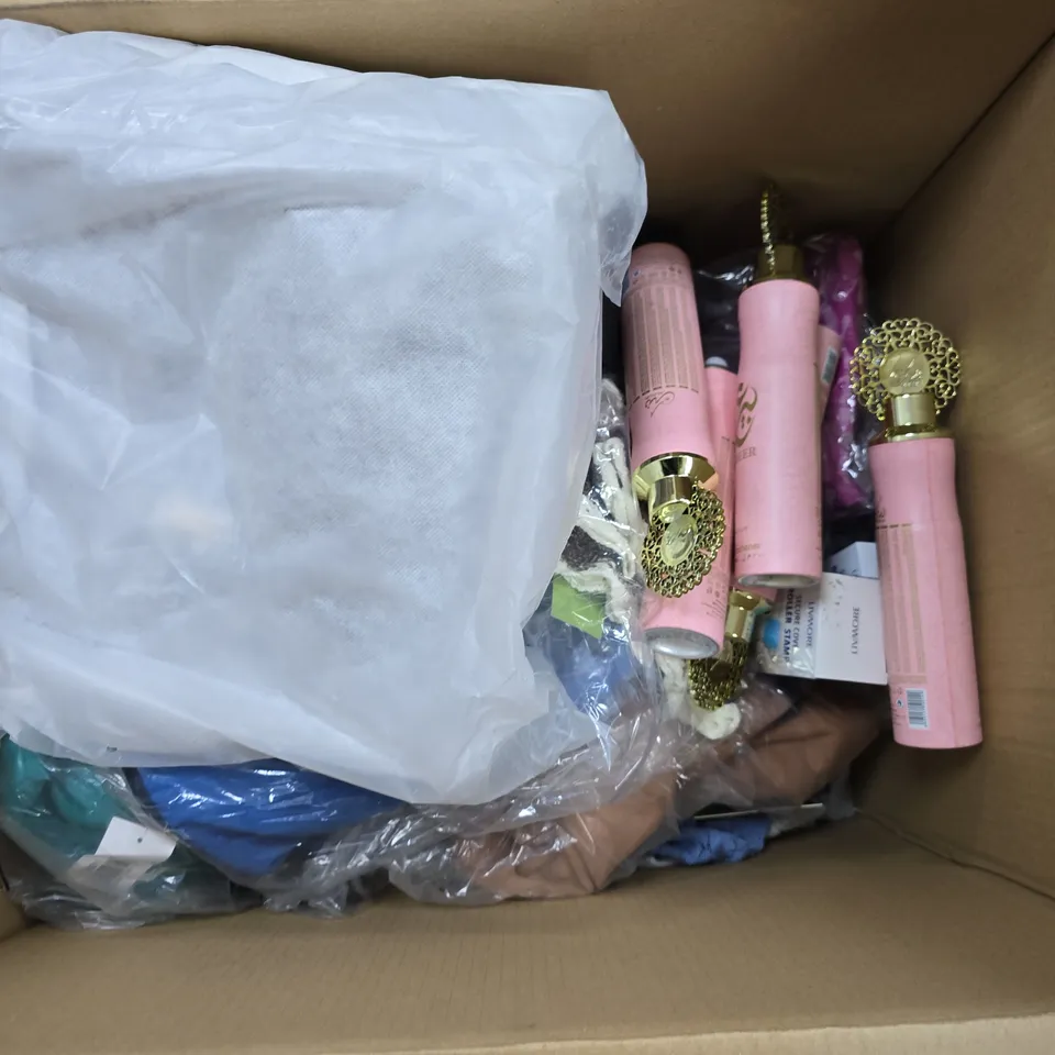 APPROXIMATELY 12 ASSORTED ITEMS TO INCLUDE HANDBAGS, NUSUK AIR FRESHENER, REGATTA CLOTHING, ETC - COLLECTION ONLY