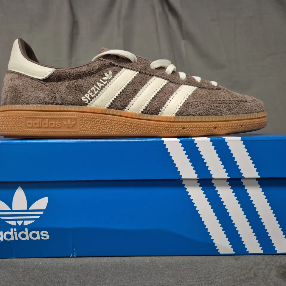 BOXED PAIR OF ADIDAS HANDBALL SPEZIAL W SHOES IN TAUPE/WHITE UK SIZE 7.5