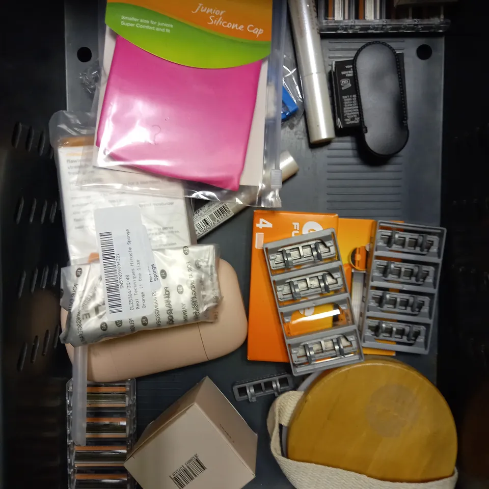 BOX OF APPROXIMATELY 20 ASSORTED HEALTH & BEAUTY PRODUCTS TO CONTAIN NO7 FOUNDATION, LOREAL BOND REPAIR, ALOE SOOTHING GEL ETC 