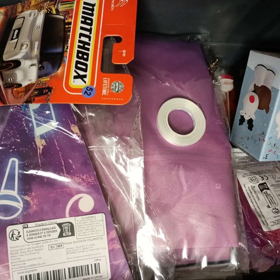 APPROXIMATELY 10 ASSORTED TOYS AND GAMES TO INCLUDE A4 VINYL STICKERS, ANIMAL TUBE, ETC