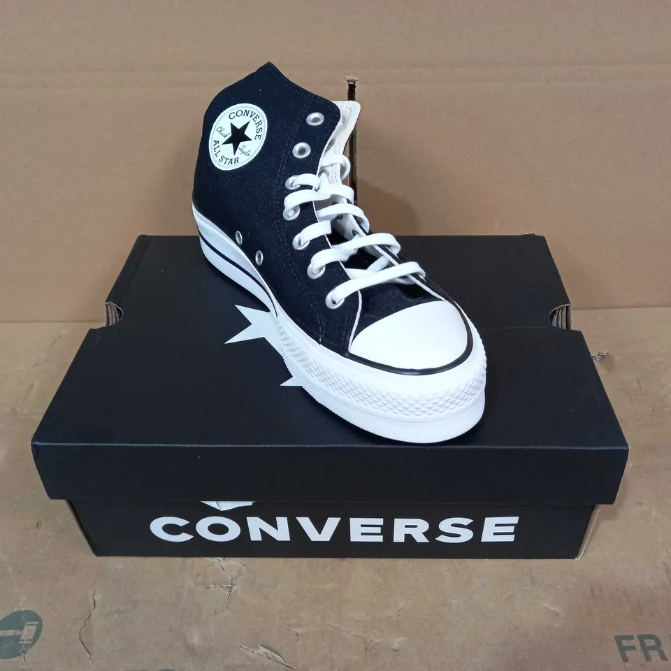 BOXED PAIR OF DESIGNER SHOES IN THE STYLE OF CONVERSE IN BLACK UK SIZE 6