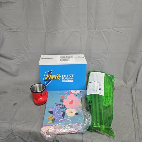 BOX OF APPROXIMATELY 15 ASSORTED HOUSEHOLD ITEMS TO INCLUDE FLASH REFILL PACK, BOXING GLOVE MUG, CAR WASH MOP, GIFT BAGS ETC