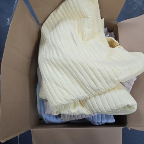 BOX OF 5 ASSORTED COZEE HOME COMFORTERS
