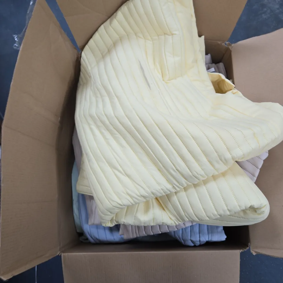 BOX OF 5 ASSORTED COZEE HOME COMFORTERS