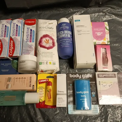 LOT OF APPROXIMATELY 23 ASSORTED HEALTH AND BEAUTY ITEMS TO INCLUDE COLGATE, CAEMEX AND CLINIQUE