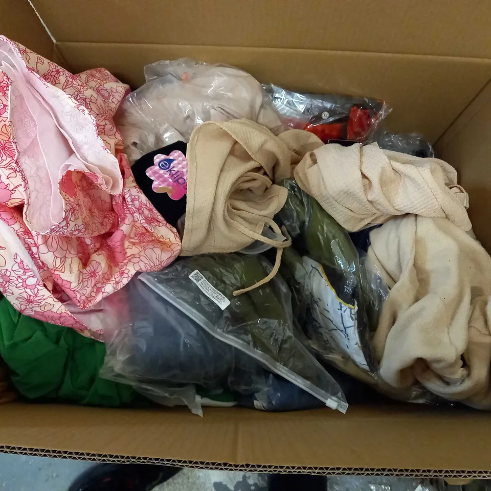 LARGE QUANTITY OF CLOTHING ITEMS TO INCLUDE DRESSES, SWEATERS, JEANS, T-SHIRTS, ETC