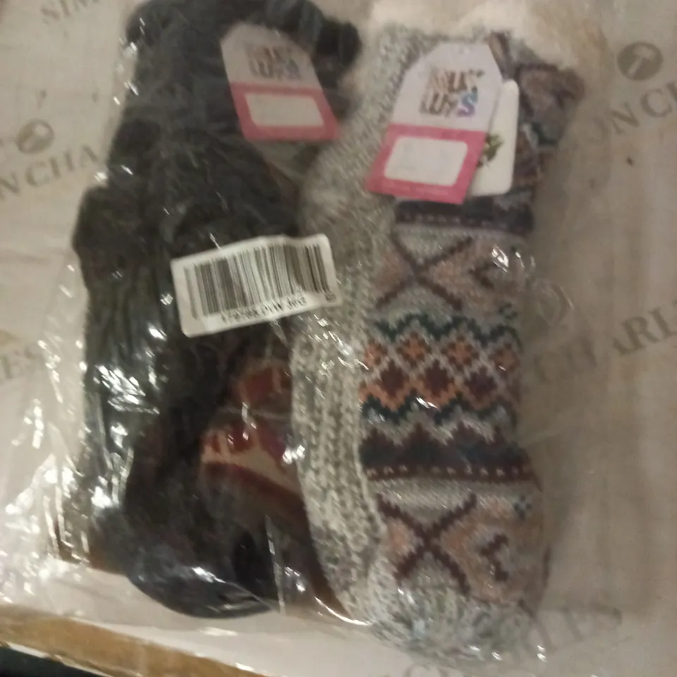MUKWKS 2 PAIRS OF FLUFFY SOCKS
