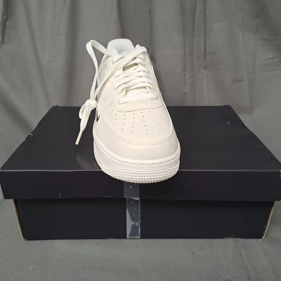 BOXED PAIR OF NIKE AIR FORCE 1 '07 SHOES IN SAIL UK SIZE 9