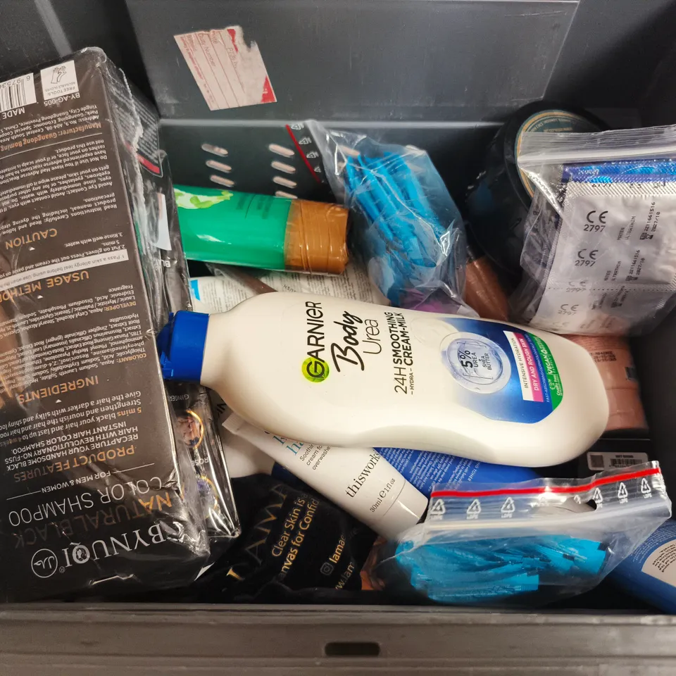 APPROXIMATELY 15 ASSORTED HEALTH & BEAUTY PRODUCTS TO INCLUDE NO7 , LOREAL MENS EXPERT AND GARNIER