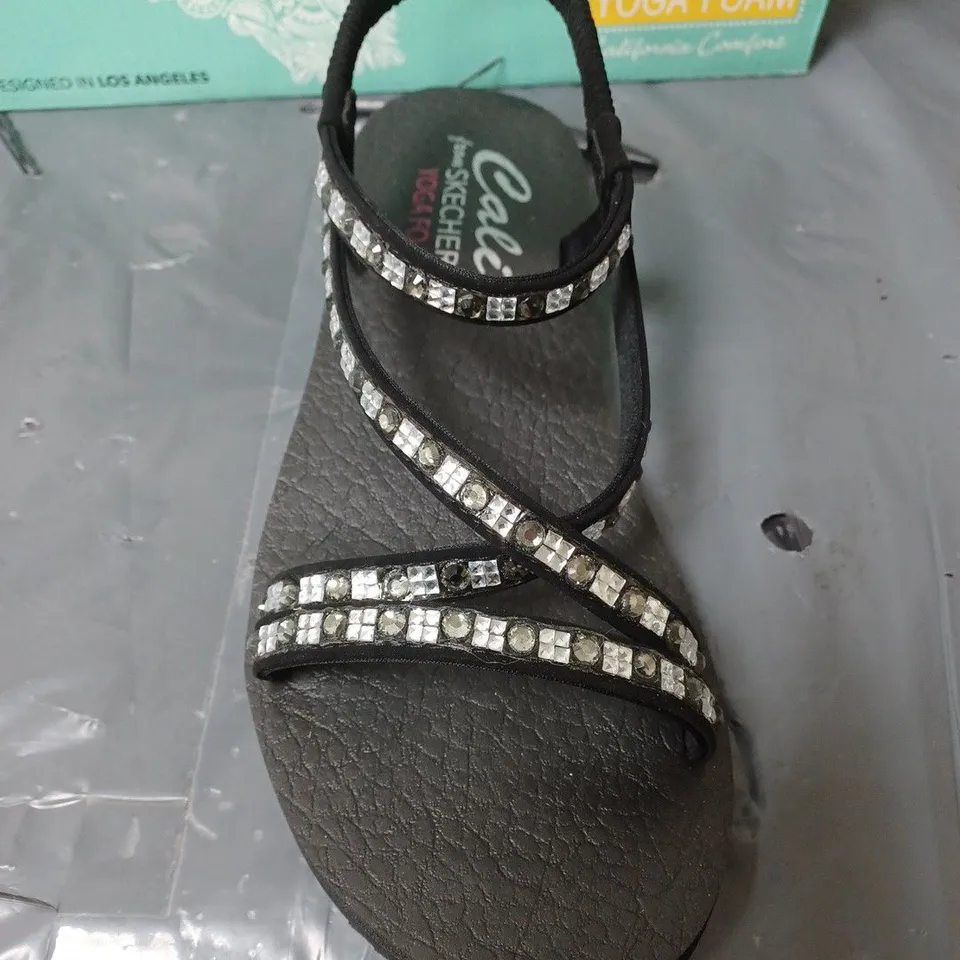 BOXED PAIR OF YOGA FOAM CALI SKECHERS SANDALS UK SIZE 6