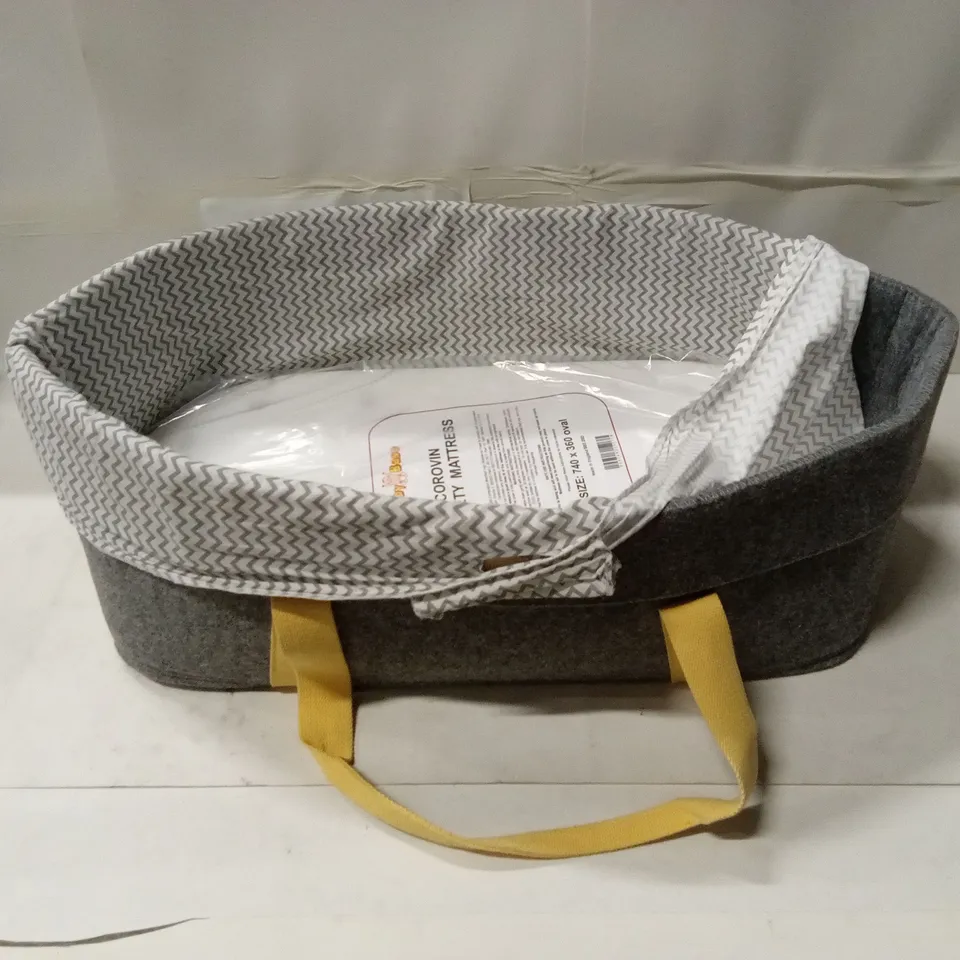 BABY NEST/BASSINET CO-SLEEPER WITH GREY CHEVRON LINING