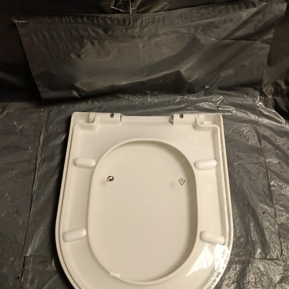WHITE TOILET SEAT WITH LID – NEW IN PROTECTIVE PACKAGING