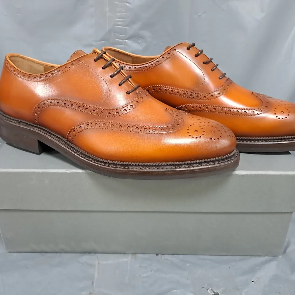 BOXED PAIR OF BRITISH SHOE COMPANY LACE UP SHOES IN TAN SIZE UK 8