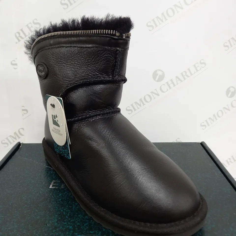 BOXED EMU BLACK LEATHER FUR BOOTS WITH ZIP SIZE 4