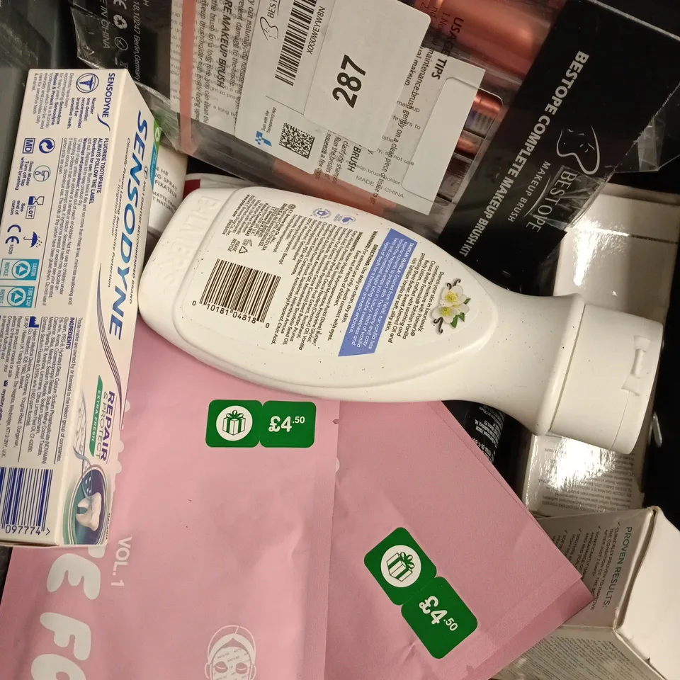 APPROXIMATELY 15 ASSORTED HEALTH & BEAUTY PRODUCTS TO INCLUDE BULL DOG FOOT MASK, SENSODYNE TOOTHPASTE, CLEANSING MITTS ETC