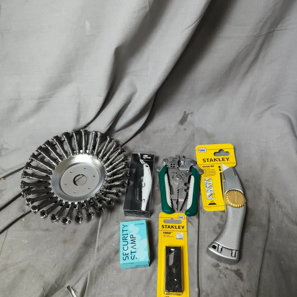 TOTE OF APPROXIMATELY 15 ASSORTED TOOLS TO INCLUDE STANLEY UTILITY KNIFE, SECURITY STAMP AND A FISHING LURE