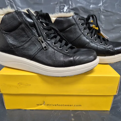 BOXED PAIR OF STRIVE CHATSWORTH II TRAINERS IN BLACK SIZE 6