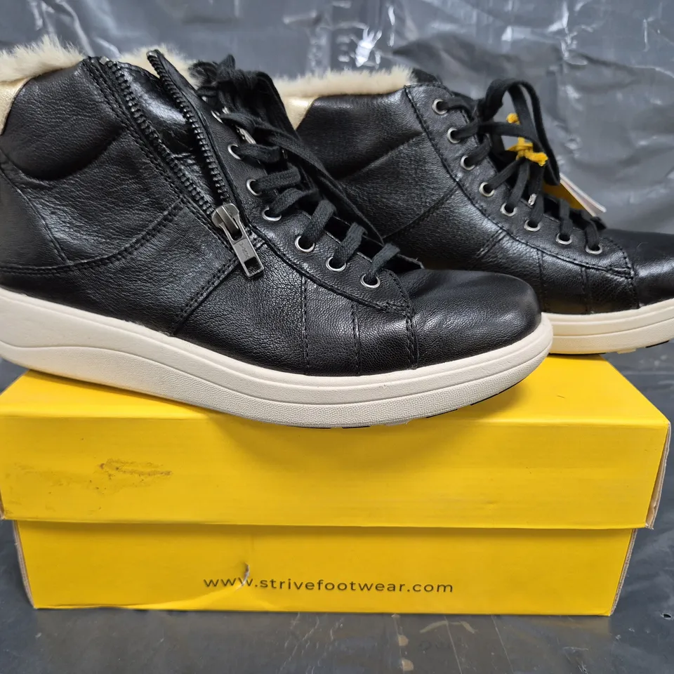 BOXED PAIR OF STRIVE CHATSWORTH II TRAINERS IN BLACK SIZE 6