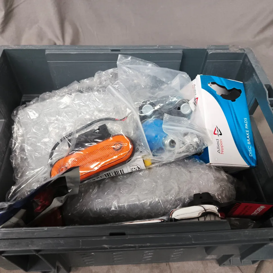 APPROXIMATELY 12 ASSORTED VEHICLE PARTS & ACCESORIES 